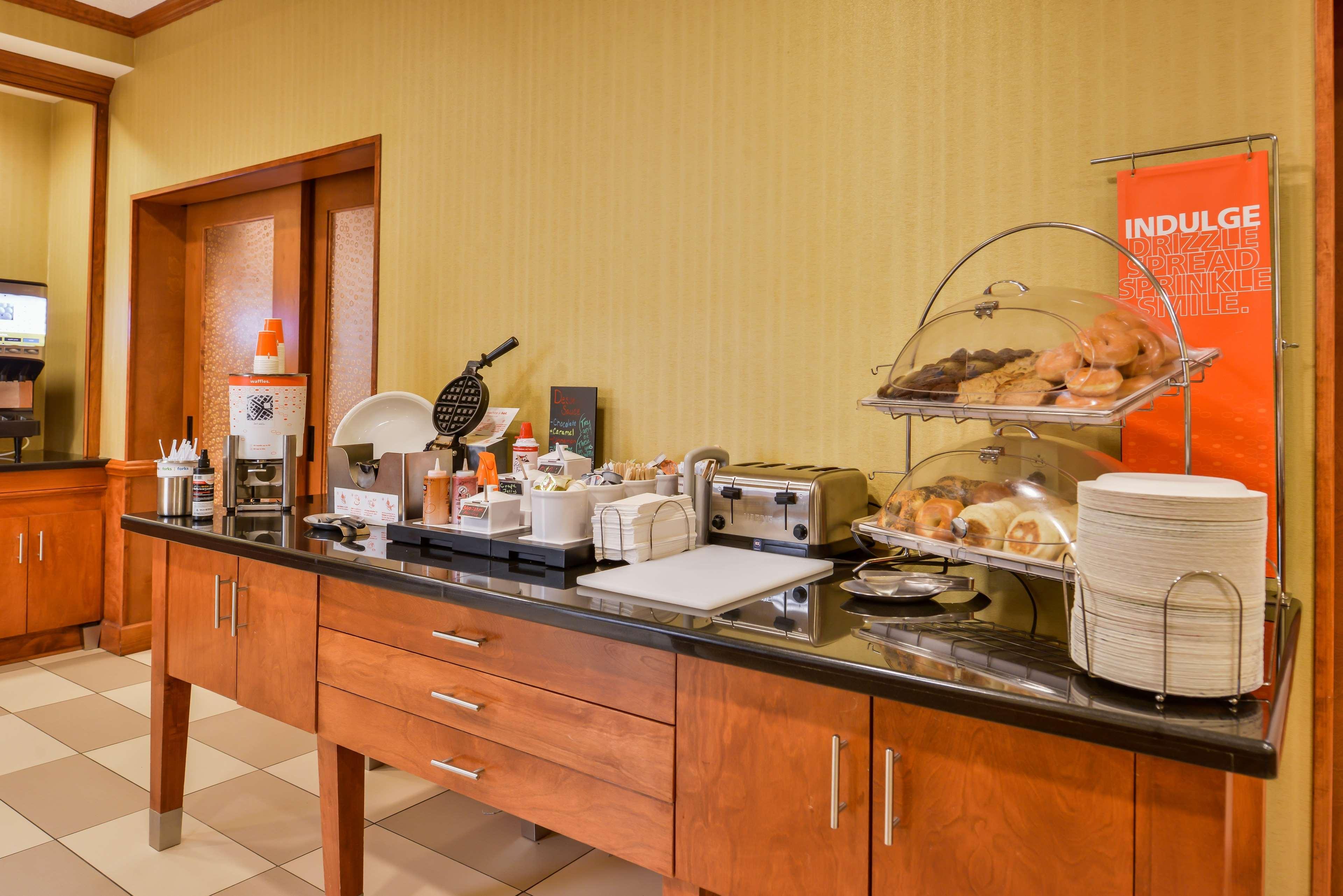 Hampton Inn Emporia Buitenkant foto